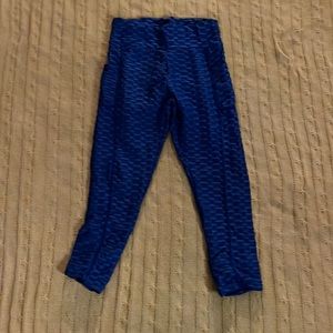 scrunched dark blue leggings size S.